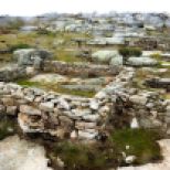 Varias casas reconstruidas por la actuación arqueológica