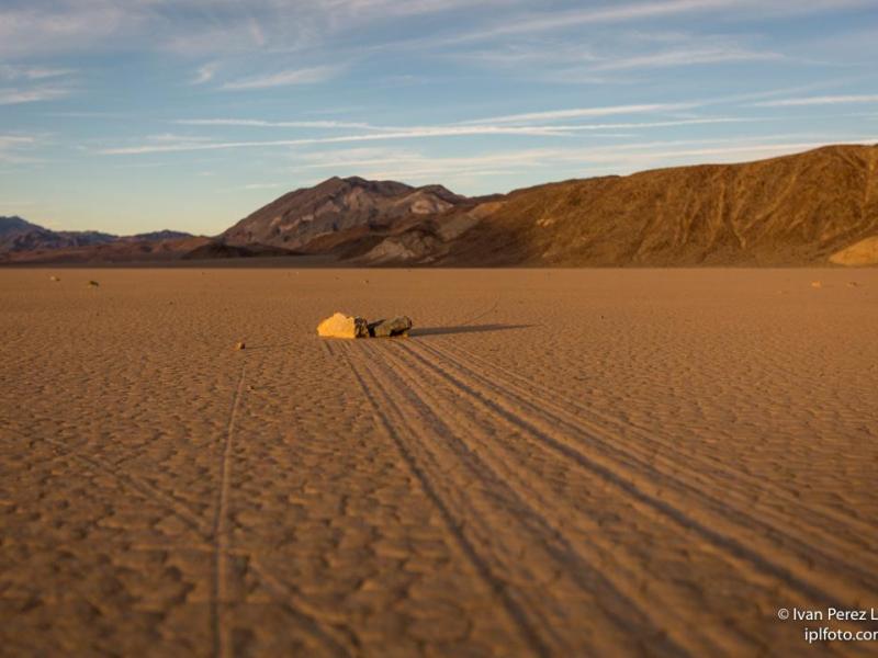 #Geopostales | Piedras danzantes en el Valle de la Muerte (California, USA)
